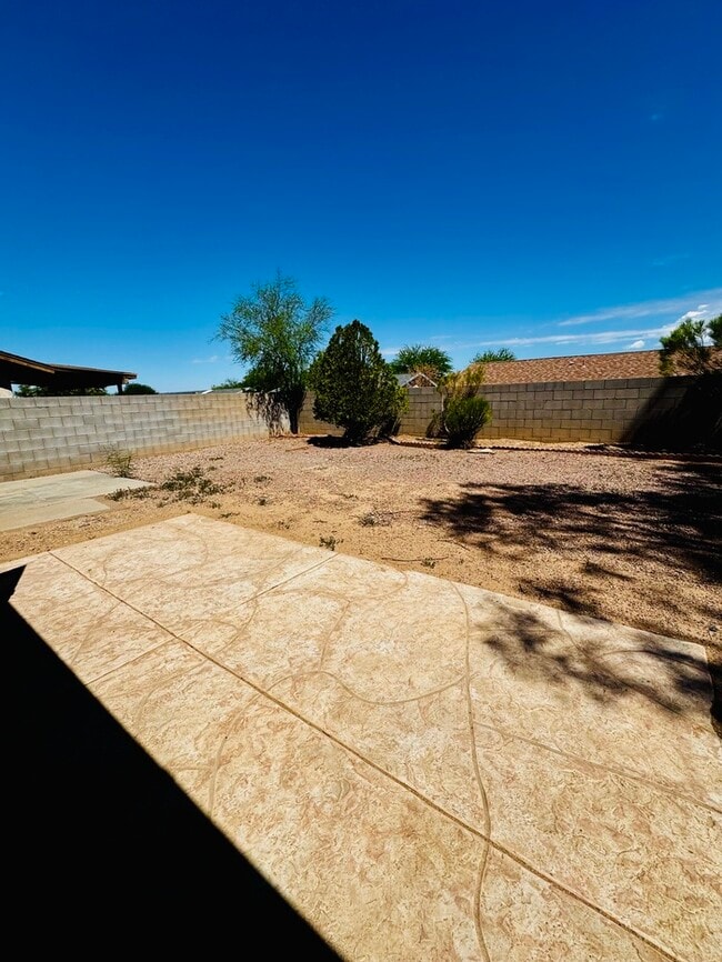 Building Photo - House For Rent