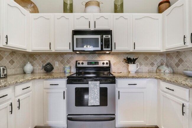 Building Photo - 8400 Mulligan Cir