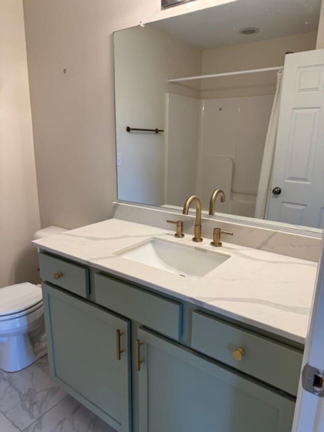 Building Photo - Renovated Townhouse in The Pinnacle Subdivision