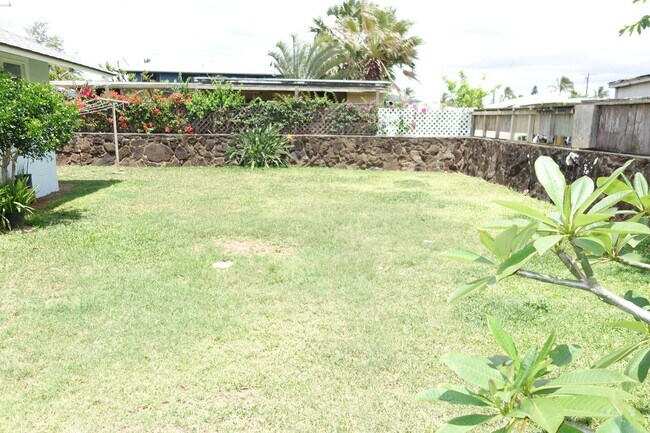 Building Photo - 3 BD / 1.5 BA Home in Waialua!