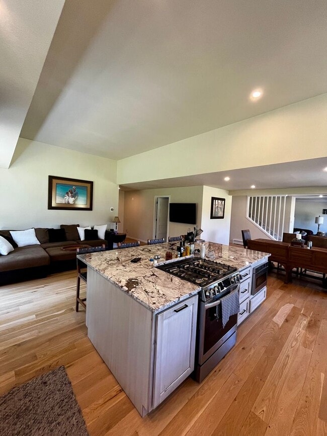 Building Photo - Executive Rental on Riverside Country Club...