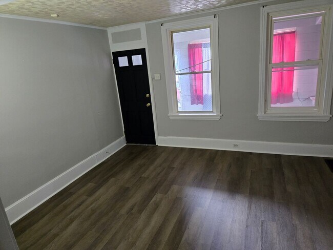 Building Photo - 3 Bedroom 1 Bathroom Townhouse