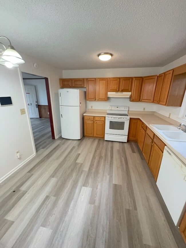 Building Photo - 47 East Dr