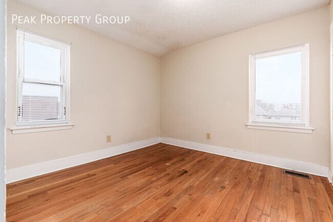 Building Photo - 1369-1371 Summit Street-1371 Summit Street