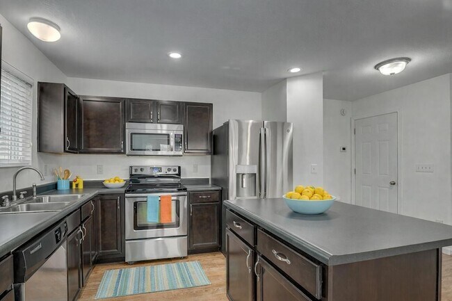 Building Photo - 10150 Meadow Glen Dr