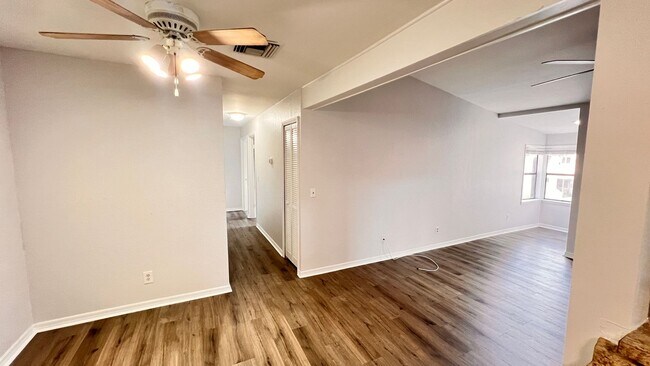 Building Photo - Unlock Your Perfect Winter Park Retreat: F...