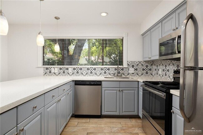 Building Photo - 113 W Tearose Ave
