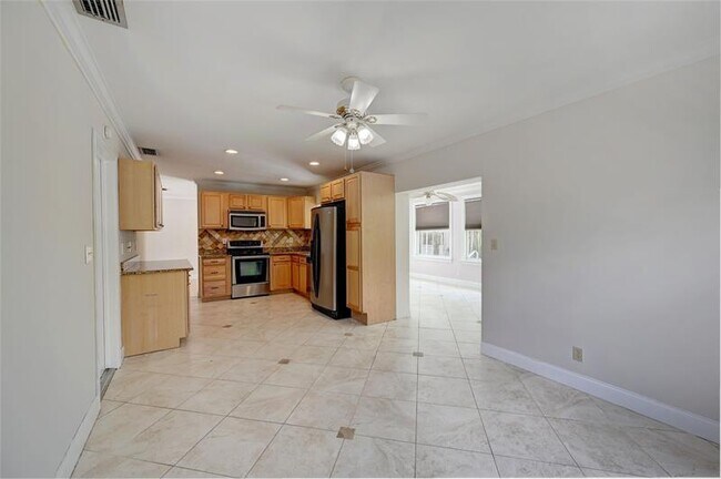 Building Photo - 110 Seminole Ln
