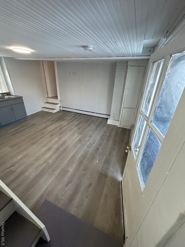 Building Photo - 165 S Cross Rd