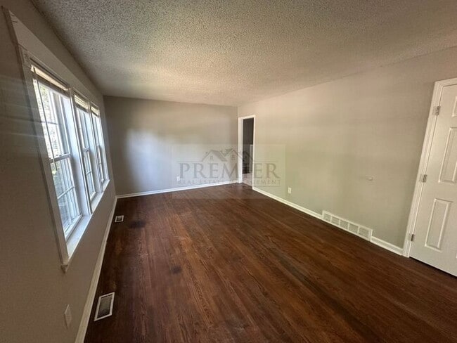 Building Photo - 613 N Sunset Dr
