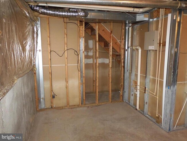 Building Photo - 8566 Kingsway Dr
