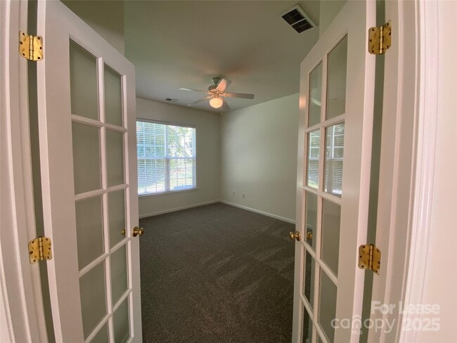 Building Photo - 9901 Hazelview Dr