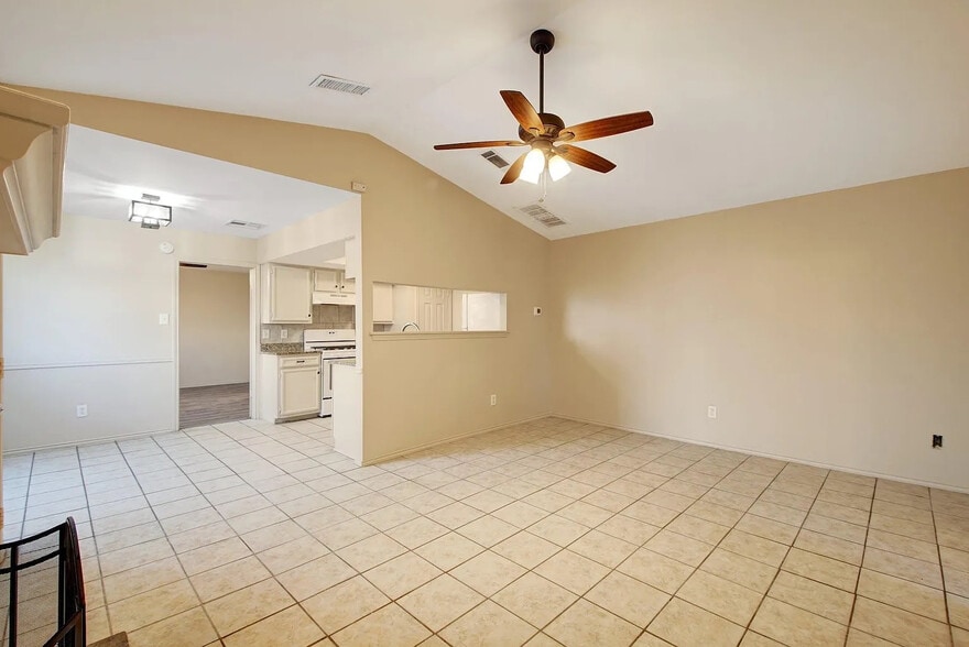 Building Photo - Room in Duplex on Luther Dr