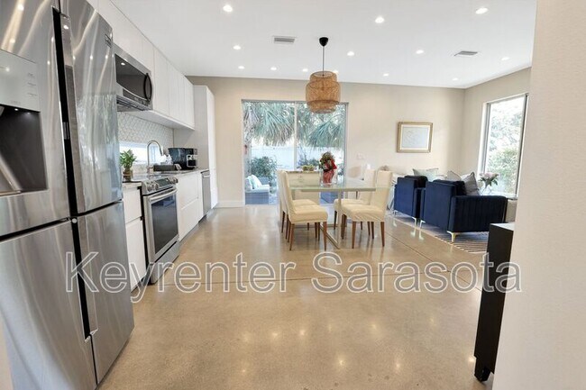 Building Photo - 2056 Roselawn St