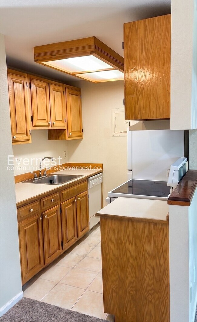 Building Photo - 1 Bed/1 Bath Condo with Garage Parking / Available Now!