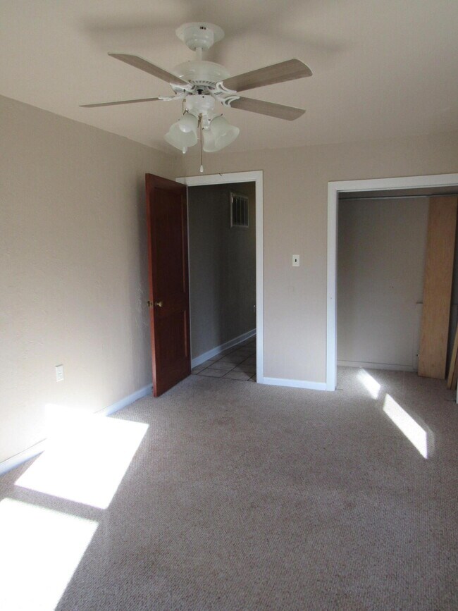 Building Photo - 636 W Washington St