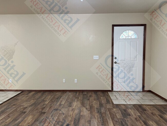 Building Photo - Spacious Duplex in Harrah