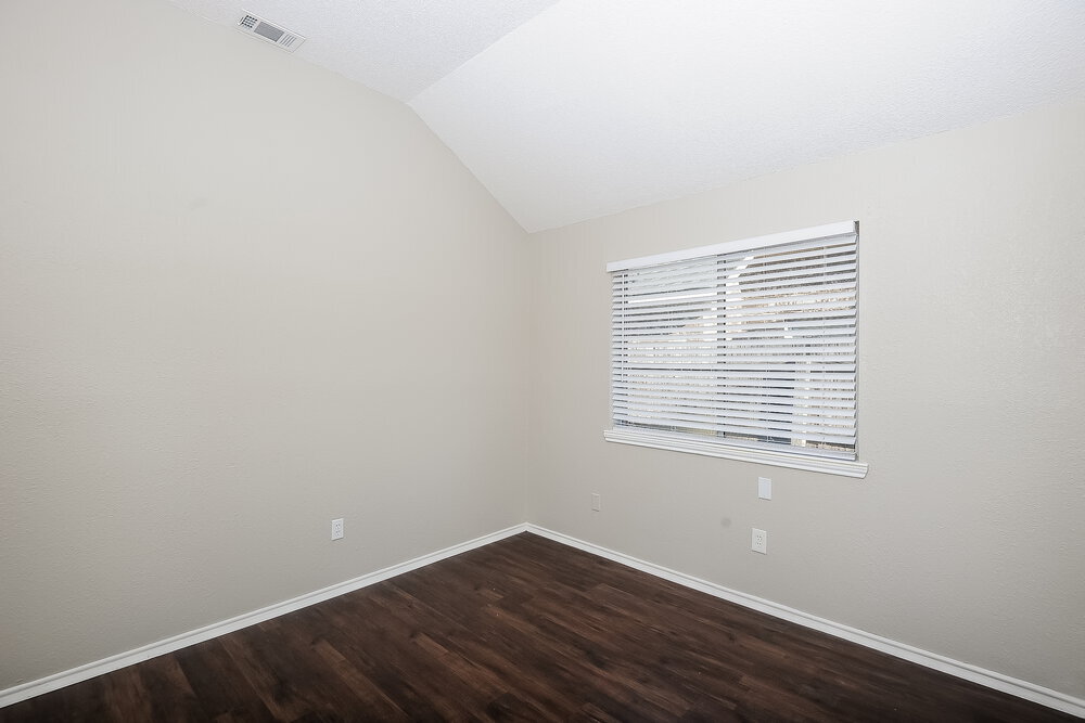 Building Photo - 208 Vines Dr