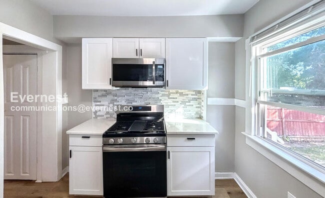 Building Photo - 3-Bedroom Townhome with Fenced Yard / Pet-...