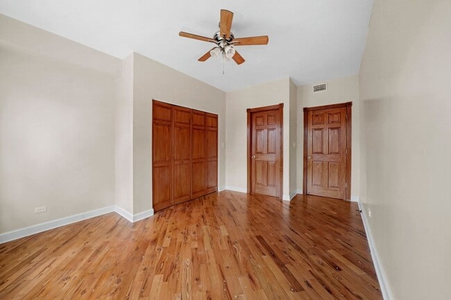 Building Photo - Spacious 2BR/2BA Rogers Park Condo with In-Unit Laundry & Central Air