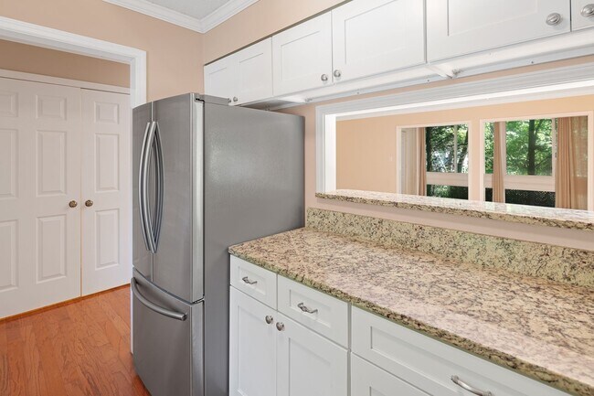 Building Photo - Renovated South Asheville Condo