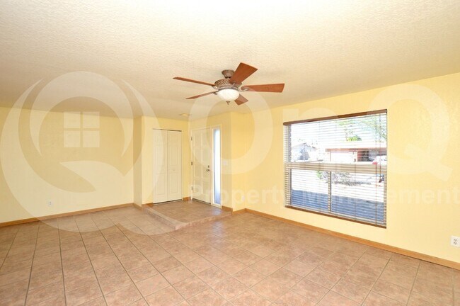 Building Photo - 5019 E Laurel Ln