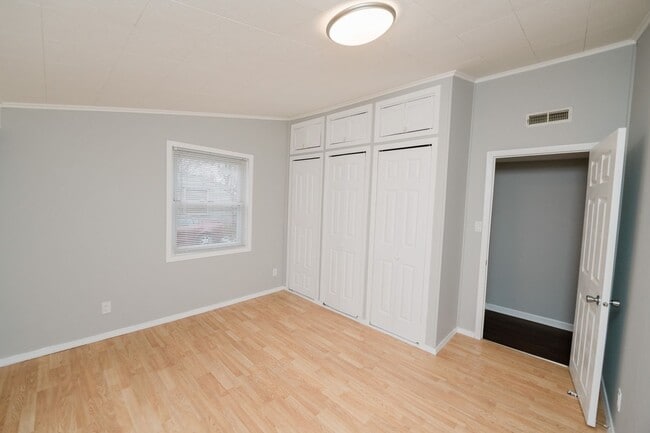 Building Photo - 3 Bedroom / 1 Bathroom Home for Rent in Crown Point