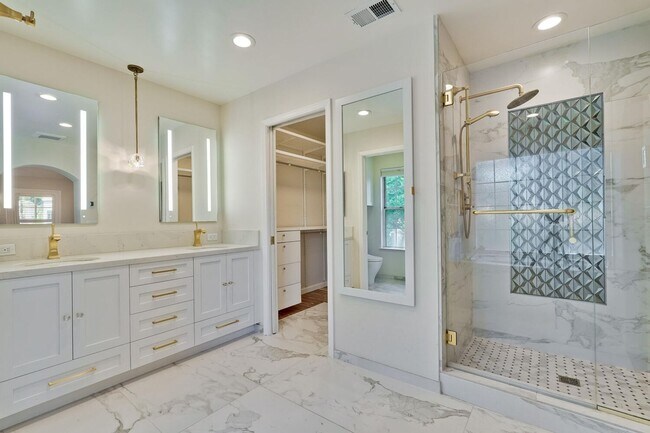 Building Photo - Beautiful and spacious 3 bedroom 2.5 bath ...