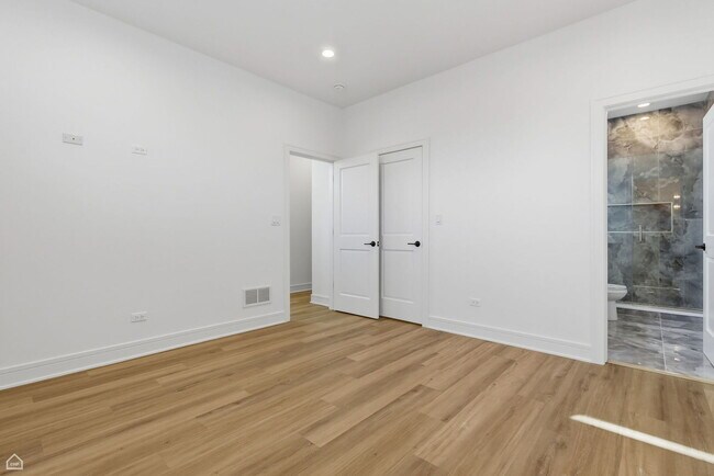 Building Photo - 4841 S Prairie Ave