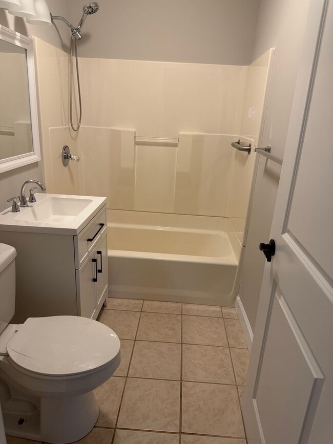 Building Photo - 2 Bedroom / 1.5 Bath Home in Kingsport TN