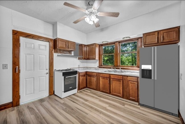 Building Photo - 1261 E 123rd St