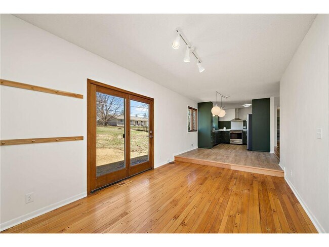 Building Photo - 953 Redwood Dr
