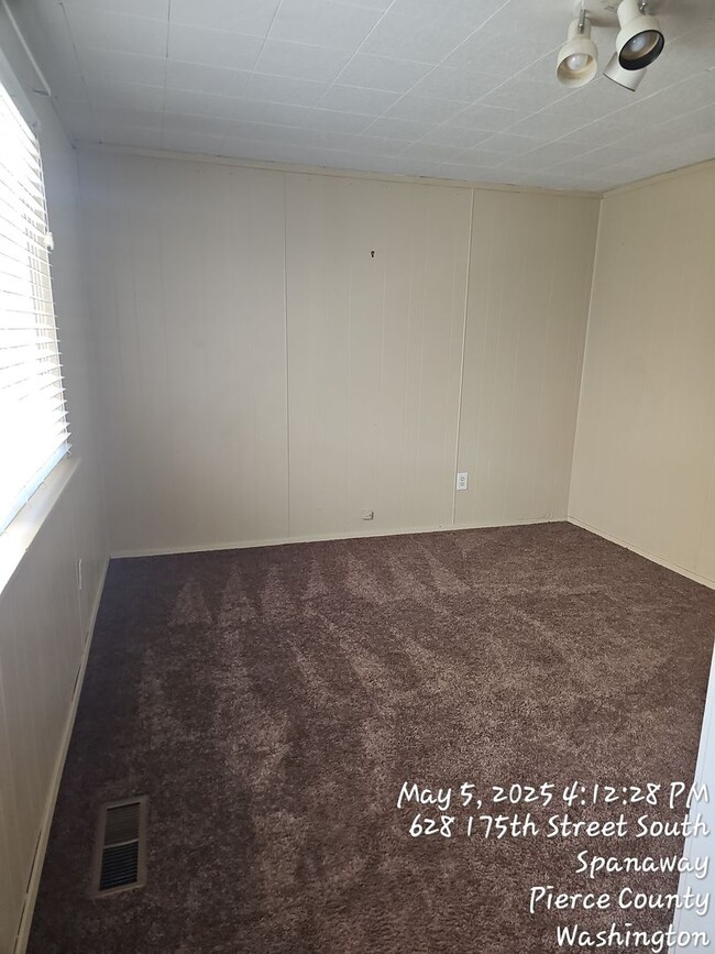 Building Photo - Spanaway rambler home - 3 bedrooms 1 bath,...