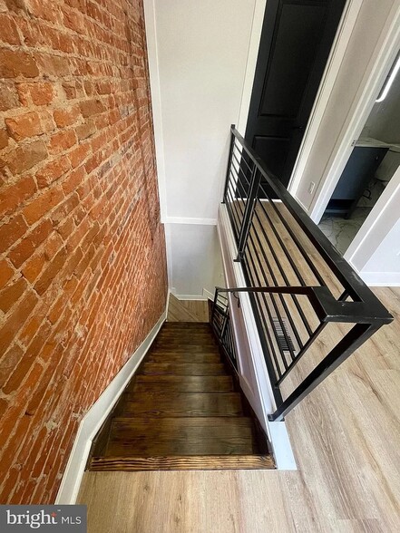 top floor landing - 2321 W Oxford St