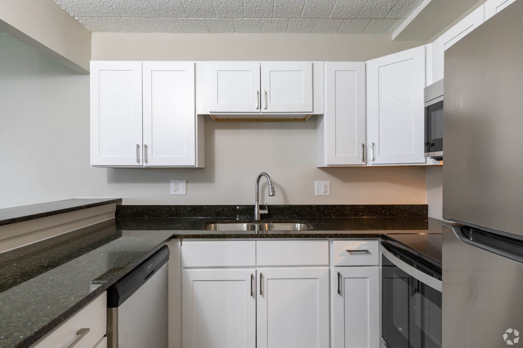 The James - Kitchen - The Park Apartments