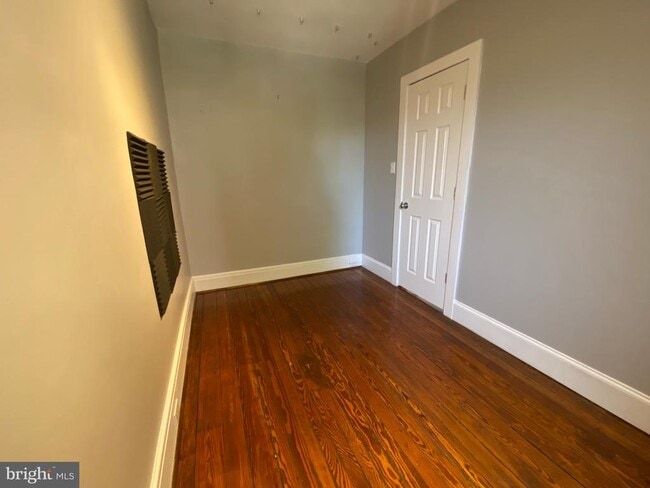 Building Photo - 879 N Myrtlewood St