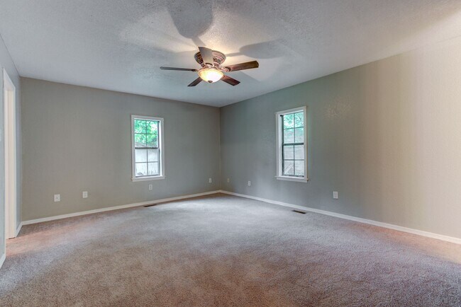 Building Photo - Freshly Renovated 3 Bedroom Home