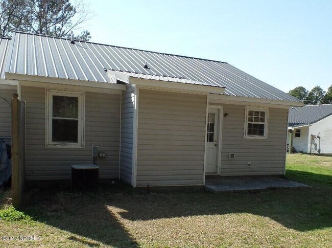 Building Photo - Two Bedroom Duplex Located In Midway Park!