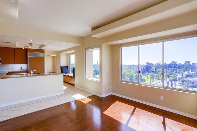 Building Photo - Amazing views from this gorgeous Bankers H...