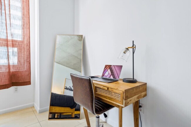 Building Photo - 3256 NE 1st Ave