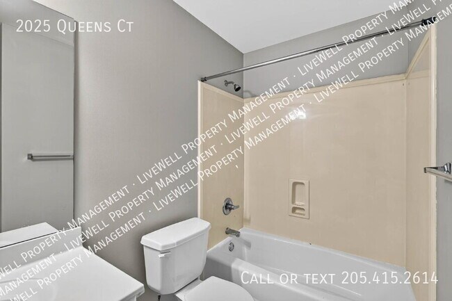Building Photo - 2025 Queens Ct