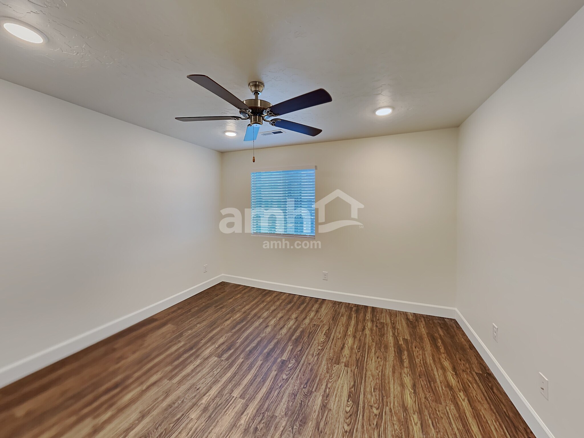 Building Photo - 6818 N Silver Gate Dr