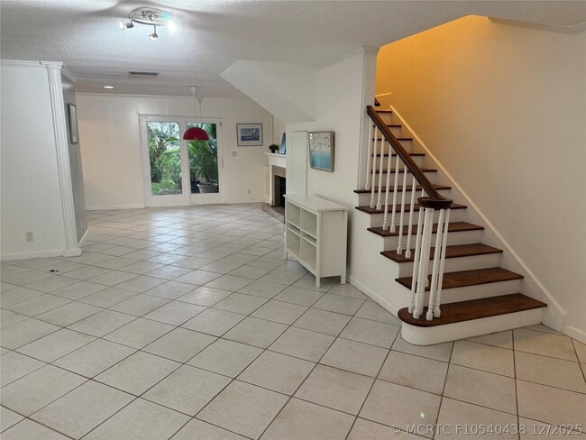 Building Photo - 619 Kensington Pl