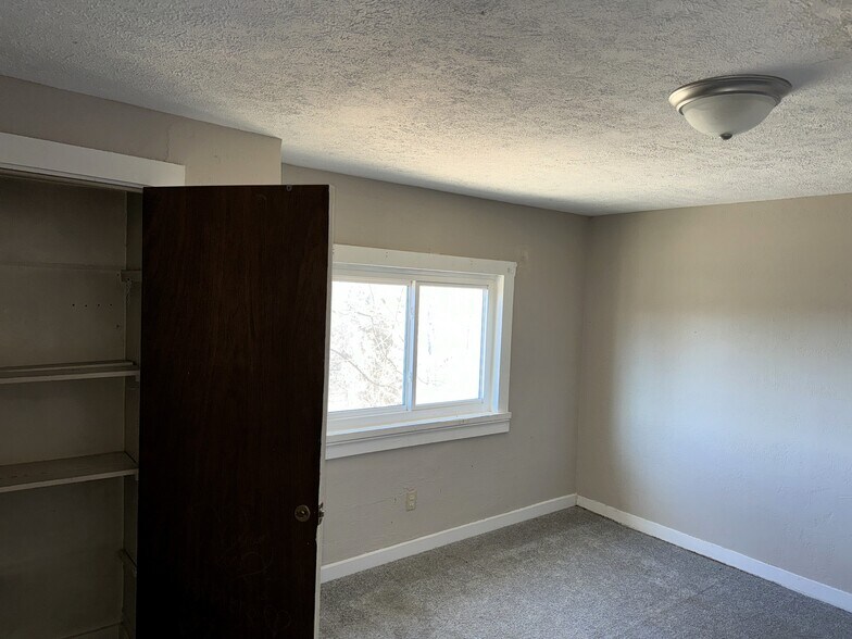 Building Photo - 909 Perry Hwy