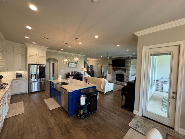 Building Photo - 629 Dumaine Dr