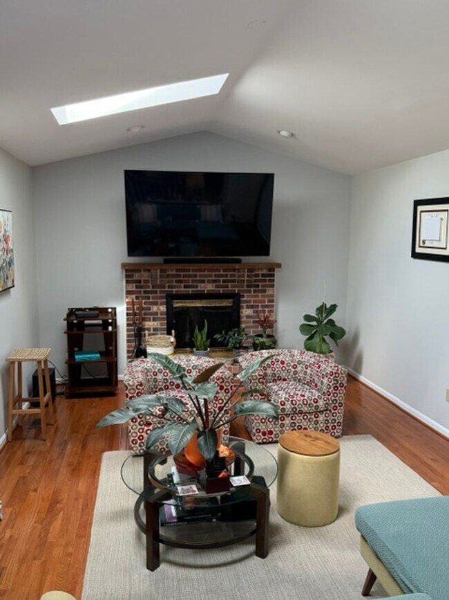 Building Photo - SPACIOUS SF HOME IN GERMANTOWN