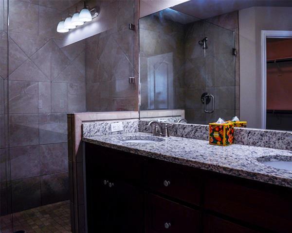 Building Photo - 4920-4922 Villas Dr