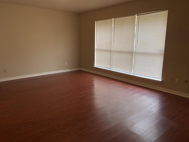 Building Photo - 1006 Poppets Way