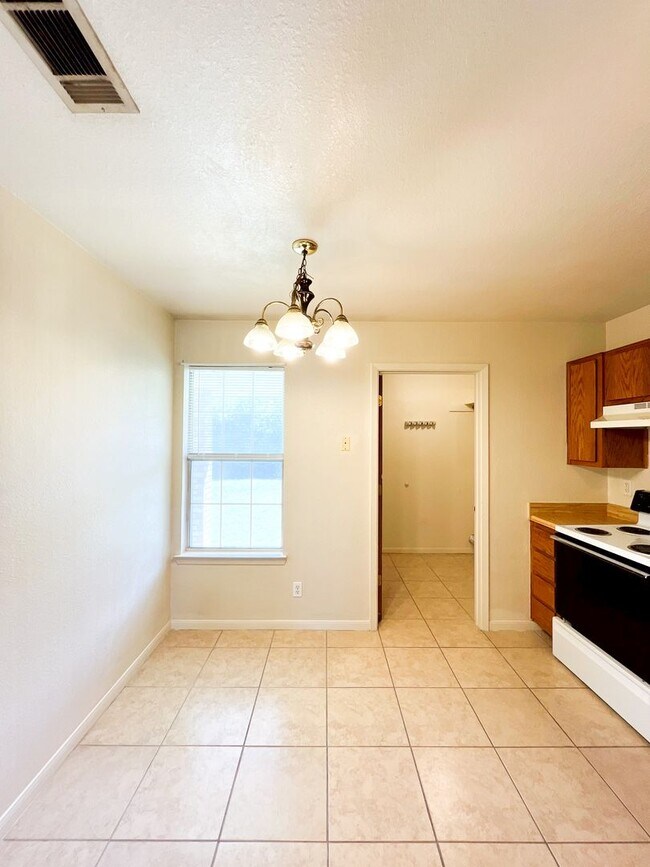 Building Photo - 5302 Daybreak Dr