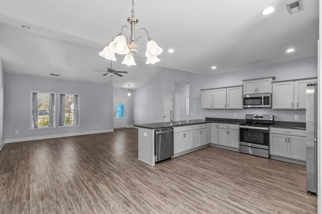 Building Photo - 3 bedroom 2 bathroom with a bonus room